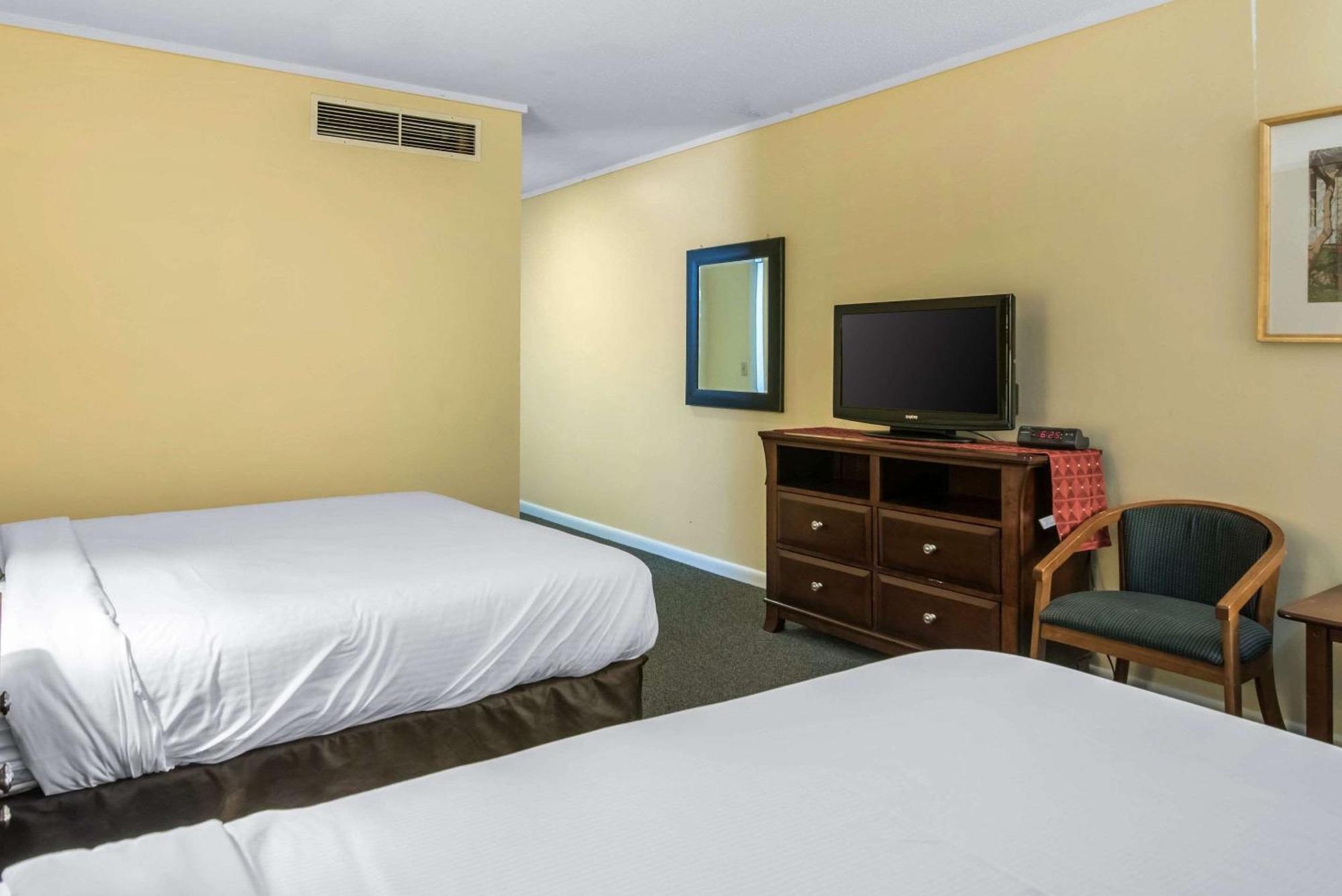 Tiltonlodge Inn & Suites Экстерьер фото